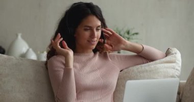 Kadın bilgisayardaki video konferans uygulaması aracılığıyla profesyonel çevrimiçi danışmanlık hizmeti sunuyor