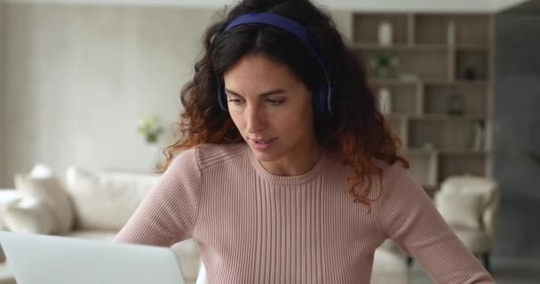 Femme e-apprend à l'aide d'un ordinateur portable parler à un tuteur par appel vidéo — Video