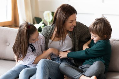 Oyuncu anne, küçük çocuklarla iyi eğlenceler.