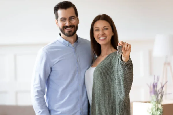 Casal feliz locatários mostrar chaves para a nova casa — Fotografia de Stock