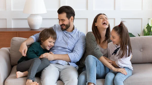 Çocuklu mutlu bir aile evde birlikte oynuyor. — Stok fotoğraf