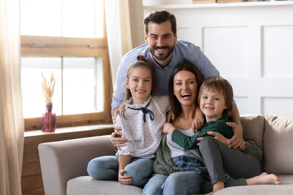 Retrato de familia feliz con niños relajarse en casa —  Fotos de Stock