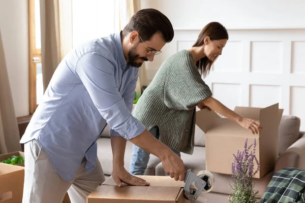 Pareja feliz paquete de mudanza a nuevo hogar —  Fotos de Stock