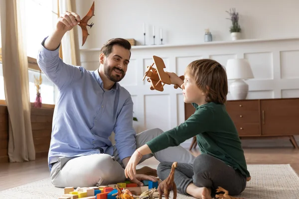 Glad pappa spelar leksaker med liten son — Stockfoto