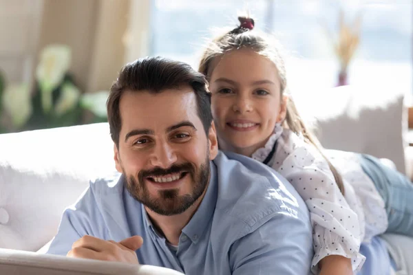 Porträt eines glücklichen Vaters und einer entspannten Teenie-Tochter — Stockfoto