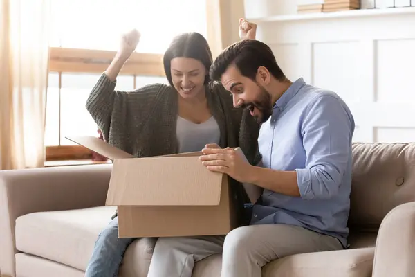 Emocionado triunfo pareja con buena calidad de orden en línea —  Fotos de Stock