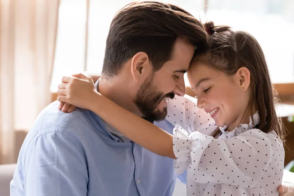 Gelukkig jong vader en tiener dochter knuffelen — Stockfoto