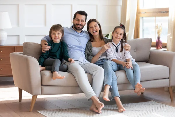 Porträt einer glücklichen Familie mit Kindern entspannt auf dem Sofa — Stockfoto