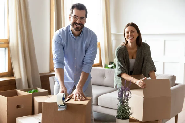 Portrait de couple heureux pack déménagement à la nouvelle maison — Photo