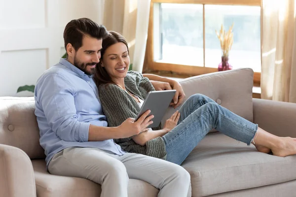 Pareja feliz relajarse en casa con la tableta — Foto de Stock