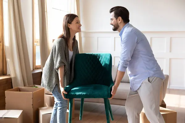 Pareja feliz se instalan en nueva casa de reubicación — Foto de Stock