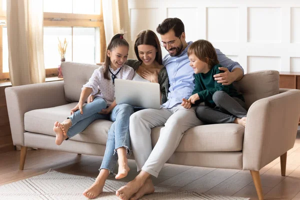 Çocuklu mutlu aile evde dizüstü bilgisayar kullanıyor. — Stok fotoğraf