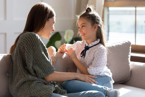 Feliz joven madre y adolescente hija hablar en casa —  Fotos de Stock