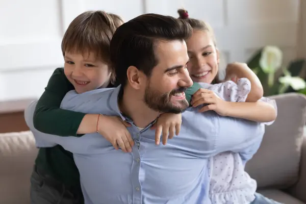 Glücklicher Vater spielt mit aufgeregten kleinen Kindern — Stockfoto