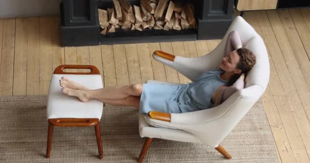 Relaxado mulher caucasiana milenar dormindo em poltrona confortável. — Vídeo de Stock