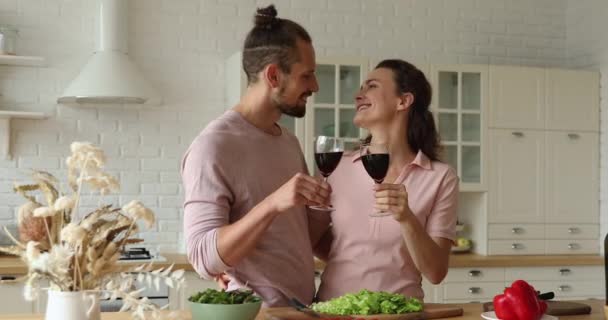 Felices novios disfrutando de una cita romántica en casa. — Vídeos de Stock