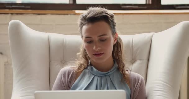 Szczęśliwy młody 30s kobieta czytanie e-mail z dobrą wiadomością. — Wideo stockowe
