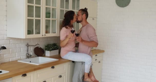 Passionné 30s couple de famille profitant de la maison romantique datant. — Video