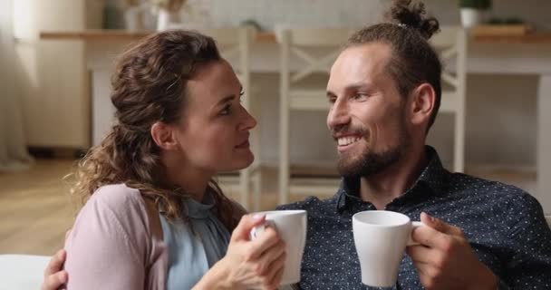 Felice giovane coppia di famiglia parlando, bere caffè. — Video Stock