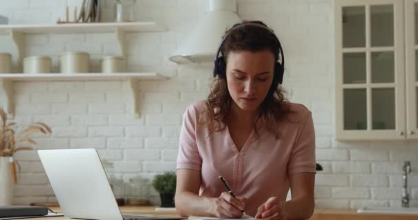 Sorrindo jovem mulher atraente estudando distantemente no computador. — Vídeo de Stock