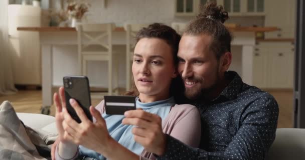 Legare sincera amorevole coppia di famiglia shopping in applicazione mobile. — Video Stock