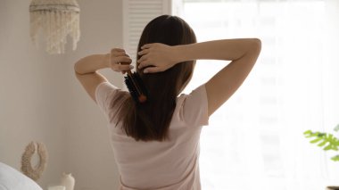 Milenyum kızı, taraklı, uzun düz saçlı, yatak odasında.