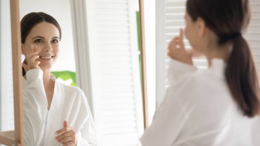 Cilt terapisi uygulayan mutlu genç bir kadın.