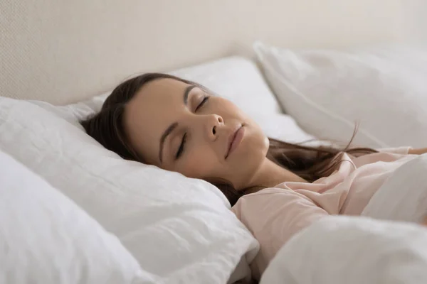 Tenang gadis tidur tenang damai di linen lembut nyaman tempat tidur — Stok Foto