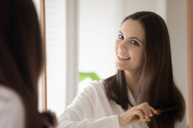 Beyaz bornozlu mutlu kız spa aktivitelerinde rahatlıyor.