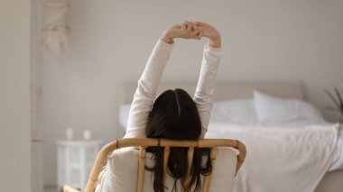 Mutlu rahat kız koltukta dinleniyor, temiz hava soluyor.