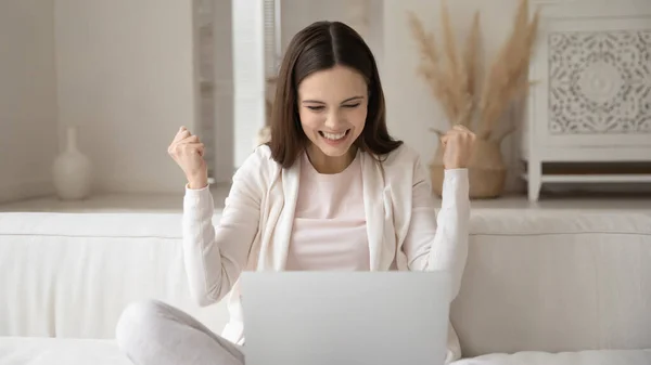 Gioioso donna millenaria con computer portatile eccitato con successo — Foto Stock