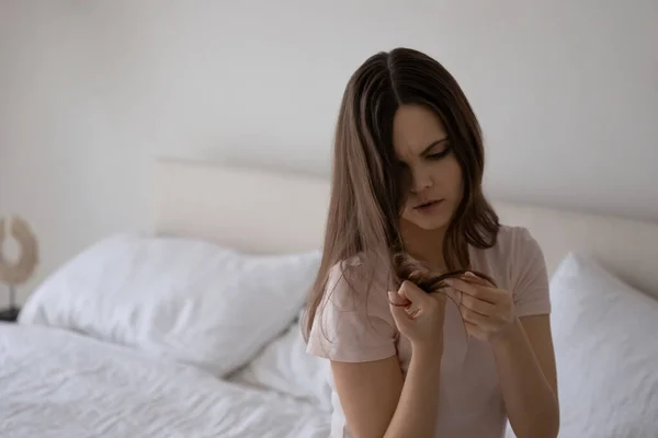 Jong tienermeisje ontevreden droog lang haar conditie — Stockfoto