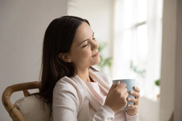 Happy woman enjoying fresh aroma of coffee or tea — Stock Photo, Image