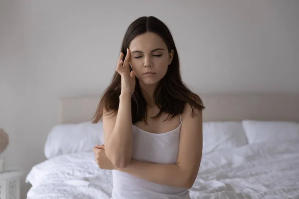 Ongelukkig gestresst duizendjarig meisje dat lijdt aan ochtendhoofdpijn — Stockfoto