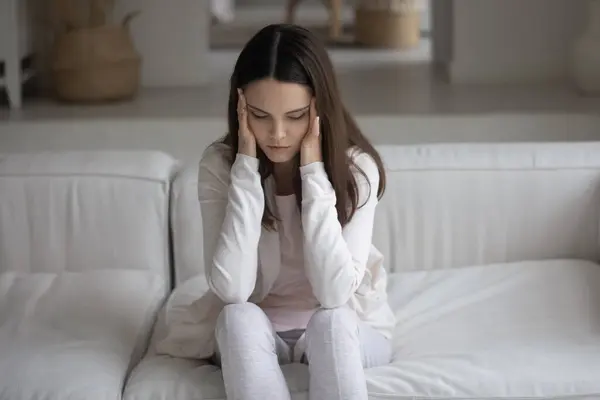 Depressed teen girl trying to cope with stress, anxiety — Stock Photo, Image