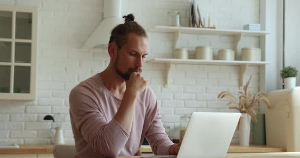 Tänksam ung hipster i 30-årsåldern som arbetar med dator. — Stockvideo