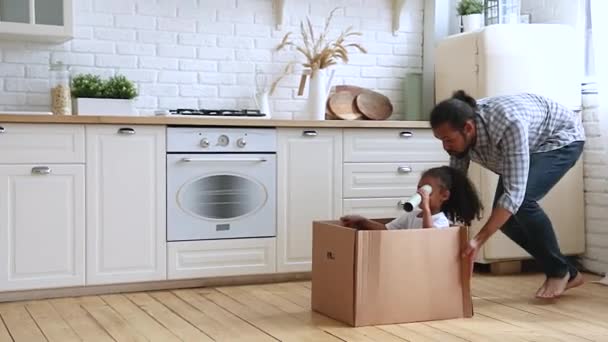 Glad afrikansk amerikansk barn dotter leker med pappa hemma. — Stockvideo