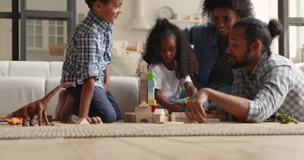 Mutlu küçük Afrikalı Amerikalı çocuklar evde aileleriyle oynuyorlar.. — Stok video