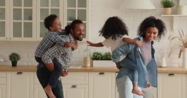 Mutlu Afro-Amerikan ailesi içeride aktif oyun oynuyor..