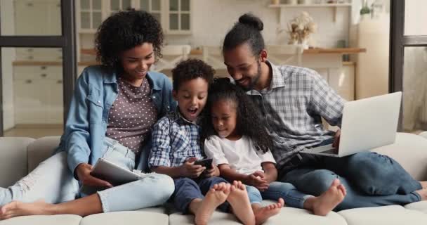 Dipendenti dalla tecnologia afro-americana famiglia utilizzando diversi gadget. — Video Stock