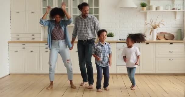 快乐的年轻非洲裔美国父母和孩子们在屋里跳舞. — 图库视频影像