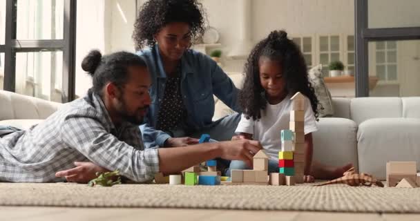 快乐的年轻非洲裔美国家庭在家里玩玩具. — 图库视频影像