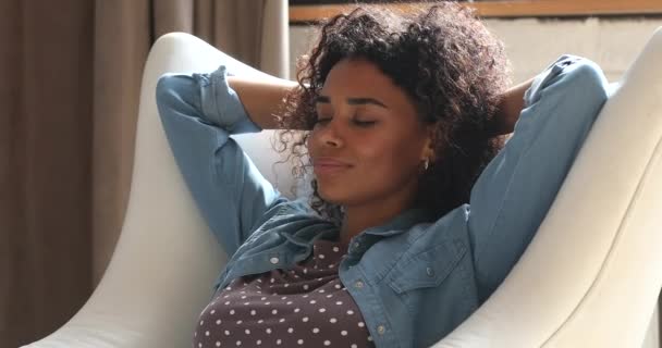 Klidný klid šťastný mladý africký žena relaxační v křesle. — Stock video