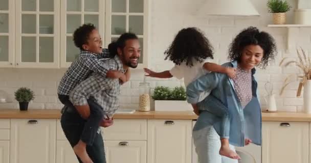 Familia afroamericana feliz jugando juego activo en el interior. — Vídeo de stock