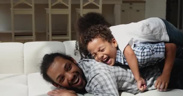 Χαρούμενη αφροαμερικάνικη οικογένεια που διασκεδάζει στο σπίτι. — Αρχείο Βίντεο