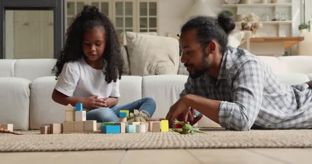 Щасливий молодий батько африканської етнічної приналежності грає з маленькою донькою . — стокове відео