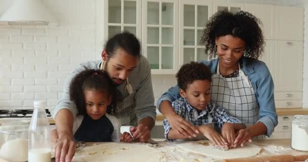 Mutlu Afro-Amerikan ailesi evde yemek yapmayı seviyor.. — Stok video