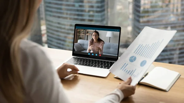 Las empleadas tienen webcam zoom llamada en línea —  Fotos de Stock