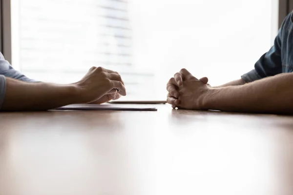 Nahaufnahme männlicher Rivalen bei Amtsverhandlungen — Stockfoto