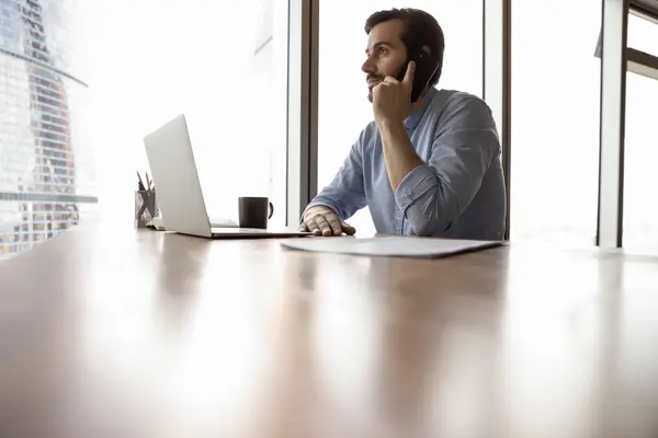 Succès jeune homme d'affaires parler sur téléphone portable dans le bureau — Photo